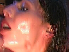 Velké péro, Kuřba, Brunetka, Bukkake, Sperma v puse, Fisting, Gangbang, Pissing