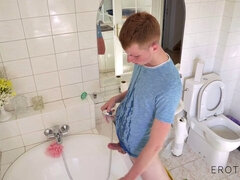 Badrum, Sovrum, Brunett, Doktor, Handskar, Handjobb, Solo, Toalett