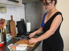Morning arousal: Mature MILF gets turned on by a carrot