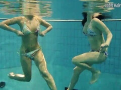 Brunetta, Lesbica, All'aperto, Piscina   biliardo, Russa, Softcore, Sott'acqua