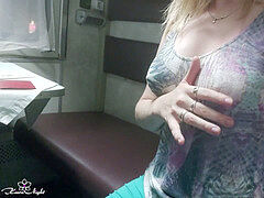 Stor røv, Give finger, Lingerie, Onani, Orgasme, Fisse, Tog