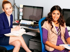 Iso kulli, Blondi, Pukeissa, Takaapäin, Rankka, Korkokengät, Toimisto, Hame