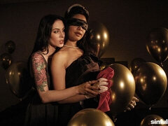 18 ans, Gros cul, Grosse bite, Sucer une bite, Brunette brune, En levrette, Domestique, Seins naturels