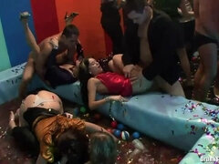 Grosser schwanz, Blondine, Braunhaarige, Fetisch, Gruppe, Absätze, Milf, Party