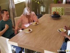 Amerikai, Hatalmas hátsó, Tekintélyes didik, Szőke, Cumizás, Érett feleség, Nézőpont, Rövid haj