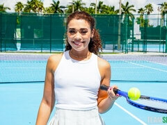 Μεγάλος κώλος, Μεγάλος πούτσος, Πίπα, Μελαχροινή, Φυσικά βυζιά, Κιλωτάκια, Έφηβος, Βυζιά