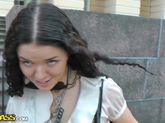 Bruinharig, Lul, Sperma in gezicht, Hakken, Ondergoed, Openbaar, Kousen