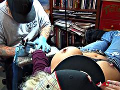 Blond, Flashing, Hd, Moeder die ik wil neuken, Openbaar, Realiteit, Softcore pornografie, Tatoeage