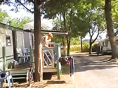 Κάτω από τη φούστα