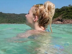 Anale, Spiaggia, Bionda, Lavoro di piedi, Fidanzata, Piccola, Punto di vista pov, Strippaggio