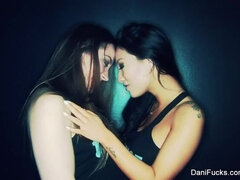 Aasialainen, Ruskeahiuksinen, Rankka, Hd, Lesbo, Laiha, Tatuointi, Lelut