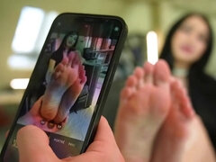 Zwart, Bruinharig, Sperma shot, Hondjeshouding, Jurk, Voeten, Voeten fetish, Strak