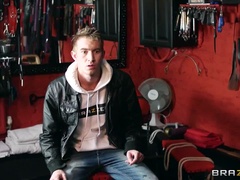 Blondi, Suihinotto, Kyrpä, Takaapäin, Eurooppalainen, Naamallinen, Lyhyt tukka, Tatuointi