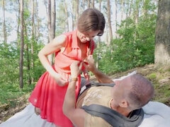 Leggy Sarah Kay is going to fuck that attentive daddy