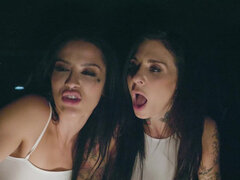 Fafanje, Avto, Globoko grlo, Prstni, Lizanje, Naravne joške, Zunaj, Rdečelaska