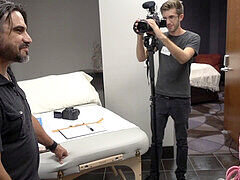 V zákulisia, Brunetka, Okuliare, Na verejnosti, Realita