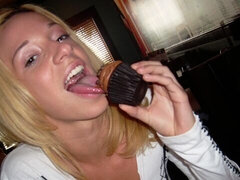 18, Stor pik, Blondine, Pik sutte, Naturlige bryster, Kort hår, Teenager, Bryster