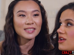 Asiatisch, Grosse titten, Küssen, Lecken, Milf, Zierlich, Muschi, Flotter dreier