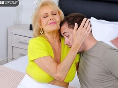 Spicy big-bottomed mature Desiree Eden fucks with a young man