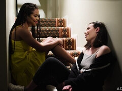 Veľké kozy, Brunetka, Prstovanie, Bozkávanie, Lesbické, Výprask, Vyholené, Stripping