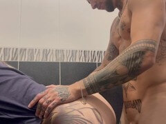 Culo grosso, Pubblico, Toilette