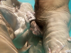 Amatorka, Bikini, Obciąganie, Brunetka, Styl na pieska, Latynoska, Basen, Trójkąt