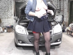 Milf  mčbp, Na verejnosti, Pička