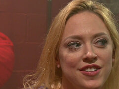 Blondine, Kleid, Weibliche domination, Ehemann, Milf, Tätowierung, Flotter dreier, Spielzeuge