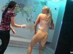 Blond, Bruinharig, Dansen, Lesbisch, Feest, Satijn, Douche, Nat