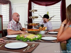 Amerikanisch, Grosser arsch, Braunhaarige, Vollbusig, Natürlichen titten, Jungendliche (18+), Flotter dreier, Titten