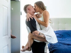 Κώλος, Υπνοδωμάτιο, Μεγάλος πούτσος, Μελαχροινή, Φυσικά βυζιά, Κοκκαλιάρης, Έφηβος, Βυζιά