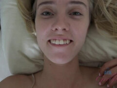 Enthousiasteling, Blond, Sperma in mond, Voetbeurt, Vriendin, Orgasme, Tiener, Tieten likken