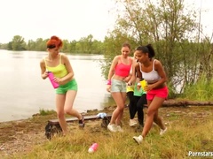 Amatör, Klädd kvinna naken man, Handjobb, Lesbisk, Slick, Orgie, Utomhus, Våt