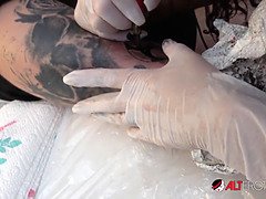 Grote mammen, Pijpbeurt, Fetisj, Handschoenen, Hardcore, Penis, Kut duiken, Tatoeage