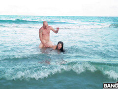 Plage, Brunette brune, Éjaculer dans la bouche, Tir de sperme, De plein air, Chatte, Rugueux, Tatouage