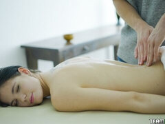 오랄섹스, 흑갈색 머리, 도기스타일, 핸드잡, 키스, 마사지, 문신, 청소년