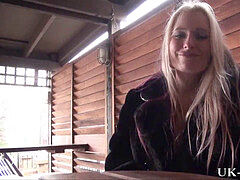 Britisk, Blotting, Onani, Milf, Naken, Utendørs, Offentlig, Kikker