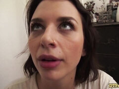 큰 가슴, 오랄섹스, 흑갈색 머리, 귀여운, 대단히, 짧은 머리, 문신, 젖가슴