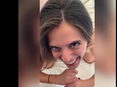 Beauté, Sucer une bite, Brunette brune, Naturelle, Petite femme, Pov, Avaler, Nénés