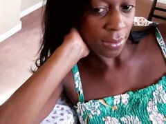 Gros cul, Gros seins, Brunette brune, Noir ébène, Doigter, Masturbation, Solo, Dénudage