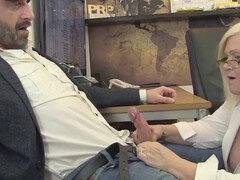 Stor svart kvinne, Stor kukk, Kukk suging, Britisk, Briller, Onani, Moden, Uniform