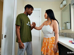 Azjatka, Sypialnia, Duże cycki, Blondynka, Wielorasowy, Całować, Tatuaż, Zabawki