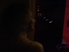 Amatör, Fingering, Flickvän, Utomhus, Liten och nätt, Pov, Offentlig, Tuttar