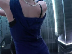 Ruskeahiuksinen, Tanssii, Korkokengät, Suudella, Nahka, Suihku, Tissipano, Märkä