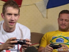 Isot tissit, Musta, Blondi, Valtava, Latinankieli, Todellisuus, Tissit