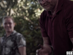 Stor rumpe, Kukk suging, Brunette, Familie, Milf, Tabu, Tenåring, Trekant