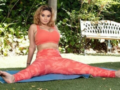 Culo grande, Tetas grandes, Rubia, Penetracion con dedos, Masturbación, Cabello corto, Solo, Estriptis