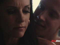 Brunette, Ansiktssperm, Familie, Milf, Naturlige bryster, Pupper