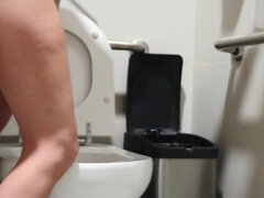 Amateur, Salle de bains, Sucer une bite, Brunette brune, Couple, Nue, Chevaucher, Toilettes