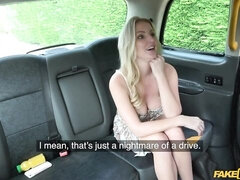 Arschlecken, Grosser arsch, Auto, Hundestellung, Kleid, Lecken, Milf, Im freien